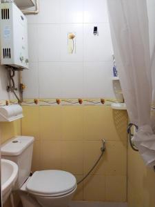 NIZAMI Street flat في باكو: حمام مع مرحاض ومغسلة