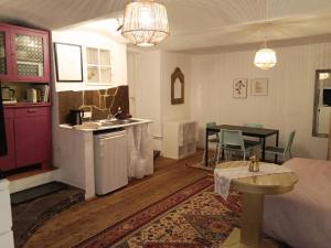 sala de estar con cocina y comedor en Studio in Altstadthaus, en Sankt Veit an der Glan