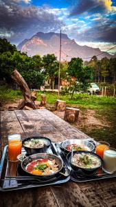 清道的住宿－Nha-Da Land，一张桌子,上面放着食物和饮料