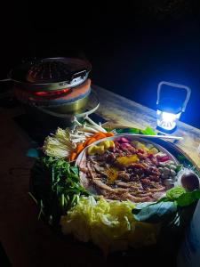清道的住宿－Nha-Da Land，桌上一盘带肉和蔬菜的食物