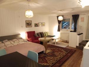sypialnia z łóżkiem i salonem w obiekcie Studio in Altstadthaus w mieście St. Veit an der Glan
