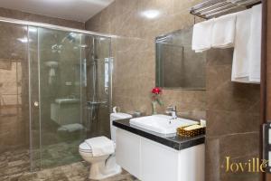 e bagno con servizi igienici, lavandino e doccia. di JOVILLE HOTEL SAPA a Sa Pa
