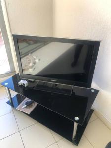 een flatscreen-tv op een standaard bij Beau T3 face Rouet plage avec garage in Carry-le-Rouet