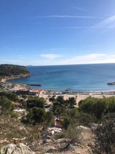 uma vista para uma cidade e para o oceano a partir de uma colina em Beau T3 face Rouet plage avec garage em Carry-le-Rouet