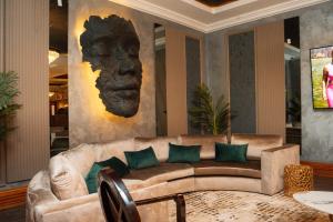 uma sala de estar com um sofá com uma cara na parede em Mekete Boutique & Events em Polokwane