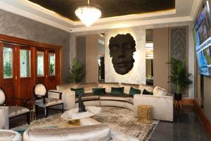 una sala de estar con sofá y una cara en la pared en Mekete Boutique & Events, en Polokwane