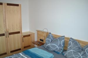 1 dormitorio con 1 cama con almohadas azules y armario en Apartment Ausblick, en Tamsweg