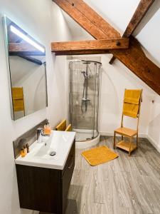 La salle de bains est pourvue d'un lavabo et d'une douche. dans l'établissement La Maison Gavraise, à Gavray