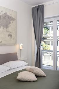 Un pat sau paturi într-o cameră la Centralflats 195 private apartments