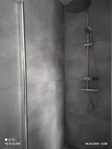 a shower in a bathroom with a shower at Wohnung mit Weitblick in Schwäbisch Hall