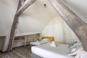 um quarto com 2 camas num sótão em Faune em Saint-Aignan