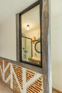uma casa de banho com um espelho e um lavatório em Faune em Saint-Aignan