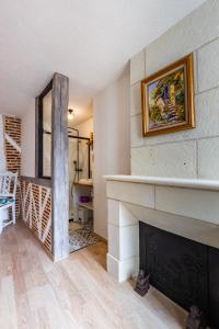 uma sala de estar com lareira e uma escada em Faune em Saint-Aignan