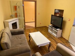 TV a/nebo společenská místnost v ubytování Hotel and Apartments Central City Prishtina