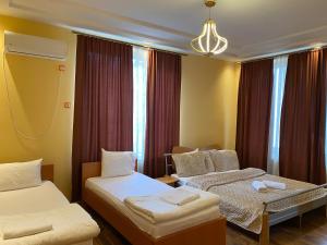 Postel nebo postele na pokoji v ubytování Hotel and Apartments Central City Prishtina