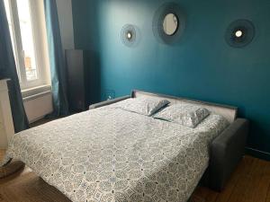 En eller flere senge i et værelse på Studio Cosy à 12 min à pieds de la Gare