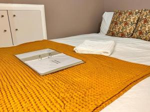 Ένα ή περισσότερα κρεβάτια σε δωμάτιο στο Cosy & Convenient space near M1, EM Airport & City