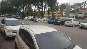 een stel auto's geparkeerd op een parkeerplaats bij 101 Hotel Bangi in Bangi