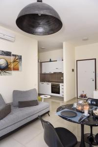 uma sala de estar com um sofá e uma mesa em Centralflats 195 em Bari
