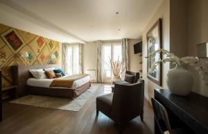 1 dormitorio con 1 cama, 1 sofá y 1 silla en VILLA FLEURY - APPART'HÔTEL DE STANDING en Limoges