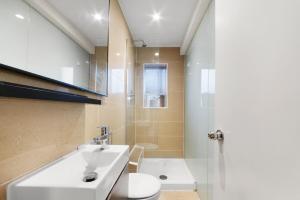Koupelna v ubytování Modernised Apartments 1 and 2 Bedrooms Option Terrace and Balcony High Street