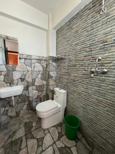 uma casa de banho com um WC e um lavatório em loo niva guest house studio apartment with balcony em Patan