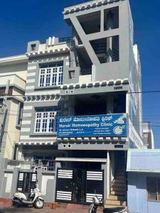 un bâtiment avec un scooter garé devant lui dans l'établissement Dreamy bungalow 2BHK apartment, à Mysore