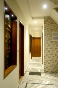 pasillo con puerta y suelo de baldosa en Pyrenees Homestay, en Agra