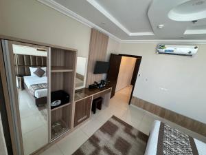 TV a/nebo společenská místnost v ubytování PRIMOTEL Suites As Salamah