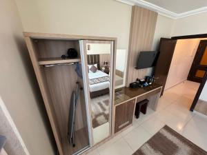 Postel nebo postele na pokoji v ubytování PRIMOTEL Suites As Salamah