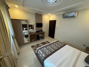 TV a/nebo společenská místnost v ubytování PRIMOTEL Suites As Salamah