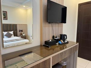TV a/nebo společenská místnost v ubytování PRIMOTEL Suites As Salamah