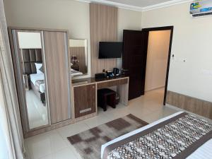 TV a/nebo společenská místnost v ubytování PRIMOTEL Suites As Salamah