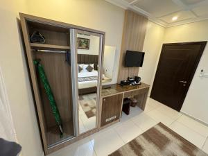 TV a/nebo společenská místnost v ubytování PRIMOTEL Suites As Salamah