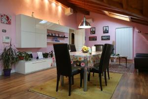 cocina y comedor con mesa y sillas en Il Gelsomino, en Ferno