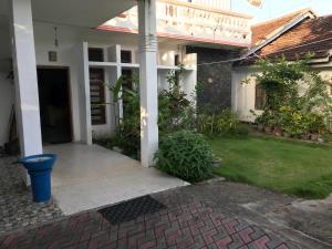 a front porch of a house with a driveway at BATTI REST in Batticaloa