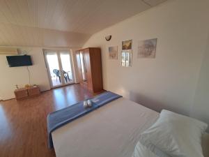 una camera con un letto di Apartments Maruna a Maslenica