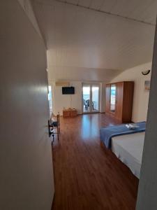 Un dormitorio con una cama y un televisor. en Apartments Maruna, en Maslenica