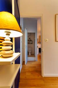 Zimmer mit einem Tisch mit einer Lampe und einem Bad in der Unterkunft Appartement Saint-Malo - 10 mètres de la mer in Saint-Malo