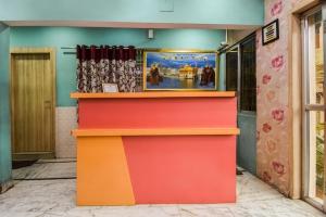 una tienda con una estantería de colores brillantes en un edificio en Hotel Punjab, en Rourkela