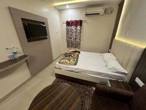 Camera piccola con letto e TV di Hotel Punjab a Rourkela