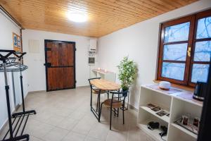 um quarto com uma mesa e cadeiras e uma porta de madeira em Country House & Spa em Mislinja