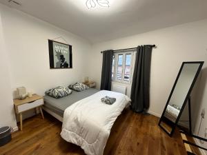 a bedroom with a bed and a window at Captain YOO - Antre de Lupin - Relevez le défi ! in Fécamp