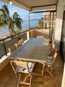 a table and chairs on a balcony with the ocean at Apartamento para 8 sobre el mar in Salou