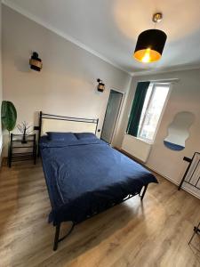 1 dormitorio con 1 cama con edredón azul en Green Villa Tsaghveri, en Tsaghveri