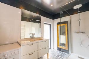 Et badeværelse på Les marmousets, 5 minutes du Zoo + 35 billeder