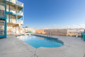 una piscina en el patio de un edificio de apartamentos en Sundial C3 en Gulf Shores