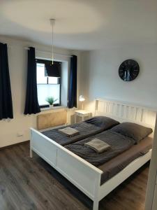 Un dormitorio con una gran cama blanca con dos almohadas. en Lech Appartement, en Landsberg am Lech