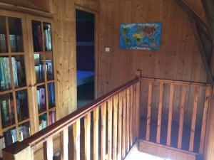una scala in una casa di legno con libreria di LA RUCHE a Mauriac