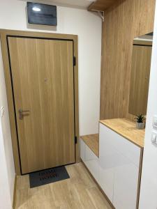 Una puerta de madera en una cocina con encimera en Apartment 06 en Budva